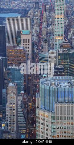 Uno scatto verticale della splendida vista di strade e grattacieli dal Summit One Vanderbilt a New York City Foto Stock