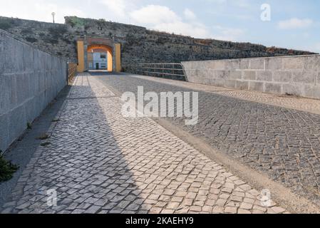 Una vista aerea del sentiero in pietra circondato da mura in palazzo Peniche Foto Stock