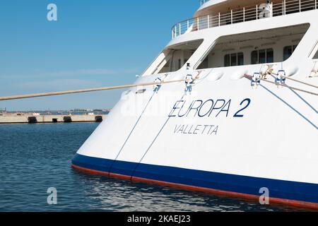 GIUDECCA, VENEZIA, ITALIA - SETTEMBRE 2 2022: Nave da crociera di lusso Hapag Lloyd MS Europa 2 ormeggiata nel porto di Giudecca, Venezia. Foto Stock