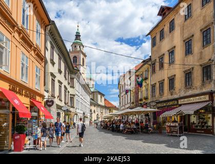 Negozi e caffè sul Trg Ciril-Metodov nella città vecchia, Lubiana, Slovenia Foto Stock