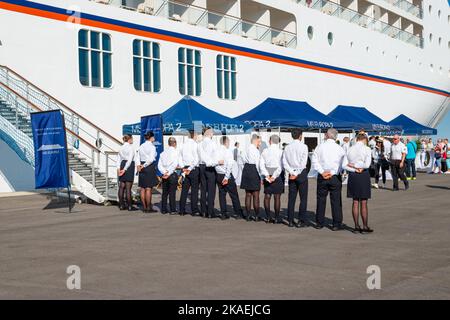 GIUDECCA, VENEZIA, ITALIA - SETTEMBRE 2 2022: Equipaggio in fila durante il ricevimento di benvenuto della più lussuosa nave da crociera MS Europa 2, Hapag-Lloyd Cruises. Foto Stock