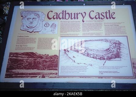 Regno Unito. Inghilterra. Somerset. Cartello alla base del tumulo del Castello di Cadbury. (The is copyright 1988 of Somerset District Council, Leisure & Recreation De Foto Stock