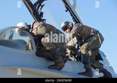 Piloti marini F18 che si arrampicano nel loro abitacolo per l'addestramento dei combattenti d'attacco Foto Stock