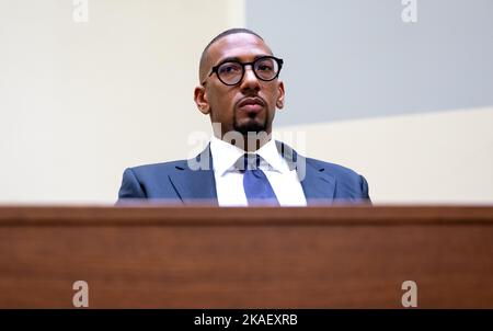 Monaco, Germania. 02nd Nov 2022. Il giocatore di calcio professionista e l'ex giocatore della nazionale Jérôme Boateng arriva nella sala del tribunale regionale di Monaco i all'inizio della continuazione del processo di appello. Credit: Sven Hoppe/dpa/Alamy Live News Foto Stock