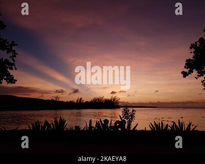 Un bellissimo scatto di un luminoso cielo viola tramonto sulla Runaway Bay, Giamaica Foto Stock