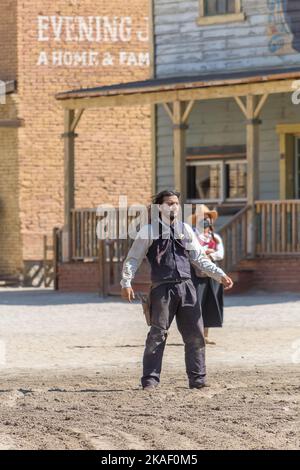 Alméria Spain - 09 15 2021: Spettacolo dal vivo di scene di cowboy, con sceriffo e una cowgirl, su Oasys - Mini Hollywood, parco a tema spagnolo occidentale, Foto Stock