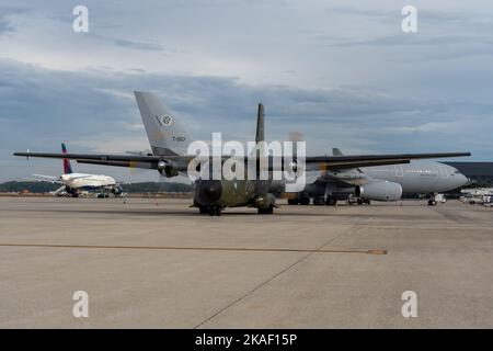 Una pista con un sacco di aerei, tra cui l'aereo militare nero transall C160 Foto Stock