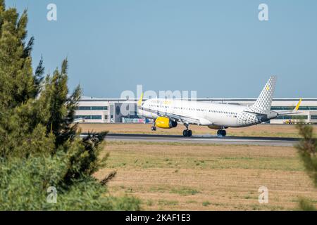 Un aereo bianco all'aeroporto di Lisbona, Lisbona, Portogallo 25 luglio 2022, aereo della compagnia aerea Vueling Airbus A321-231 Foto Stock