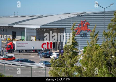 Un aeroporto di Lisbona, Lisbona, Portogallo 25 luglio 2022, CTT Ufficio postale con auto e un camion all'interno Foto Stock