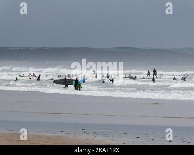 Surfershaving divertimento nelle acque ruvide su Saunton Sands nel Nord Devon Regno Unito Foto Stock