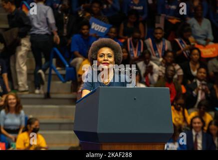 Miami Gardens, Florida, Stati Uniti. 1st Nov 2022. 1 novembre 2022, Miami Gardens, FL: L'attrice Jennifer Lewis parla alla Florida Memorial University, una storica università nera, a sostegno dei democratici in vista delle elezioni di medio termine. (Credit Image: © Dominic Gwinn/ZUMA Press Wire) Foto Stock