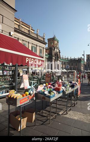 Bancarelle nei pressi della scuola del Convitto Nazionale Vittorio Emanuele II, Piazza Dante, Napoli, Italia. Foto Stock