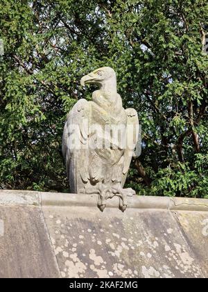 Un'immagine verticale di una statua di aquila alla parete dell'animale a Cardiff, Galles Foto Stock