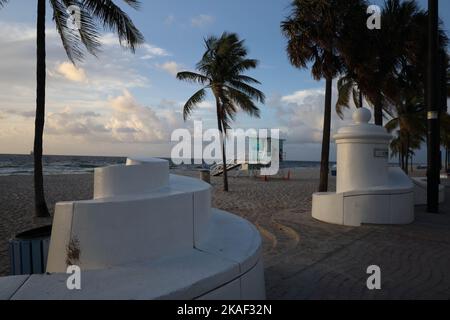 Il famoso muro a onde Cortez Street Beach entrata sulla A1A a Fort Lauderdale Beach, Florida, Stati Uniti. Foto Stock