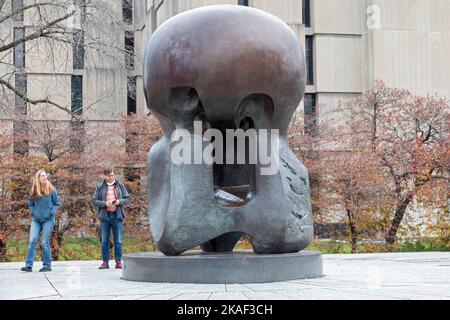 Chicago, Illinois - 'energia nucleare', una scultura di Henry Moore, sul sito della prima reazione controllata a catena nucleare, che ha aperto la porta a. Foto Stock