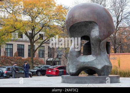 Chicago, Illinois - 'energia nucleare', una scultura di Henry Moore, sul sito della prima reazione controllata a catena nucleare, che ha aperto la porta a. Foto Stock