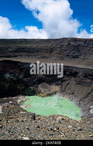 Uno scatto verticale del lago cratere del vulcano Santa Ana in El Salvador, America Centrale Foto Stock