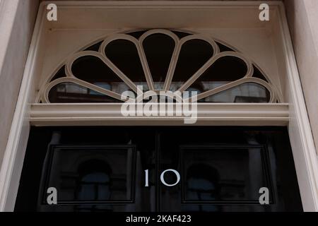 Famosa porta nera al numero 10 di Downing Street, Londra, Regno Unito. Foto di Amanda Rose/Alamy Live News Foto Stock