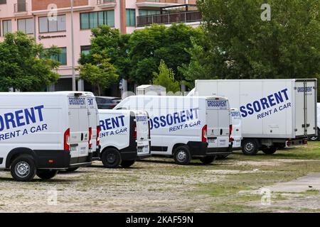 Una fila di veicoli della compagnia Grossorent Rent a Car parcheggiati in un parco a Leiria, Portogallo Foto Stock