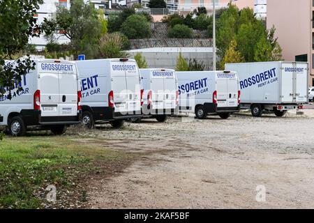 Una fila di veicoli della compagnia Grossorent Rent a Car parcheggiati in un parco a Leiria, Portogallo Foto Stock