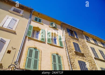 Tipiche case mediterreane nel centro della città di Salon de Provence Foto Stock