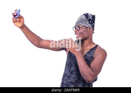 un giovane uomo che indossa una bandanna in piedi su uno sfondo bianco autoritratto sorridente Foto Stock