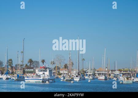 Barche a vela e navi presso il porto turistico di Balboa Island a Newport Beach, California, USA Foto Stock