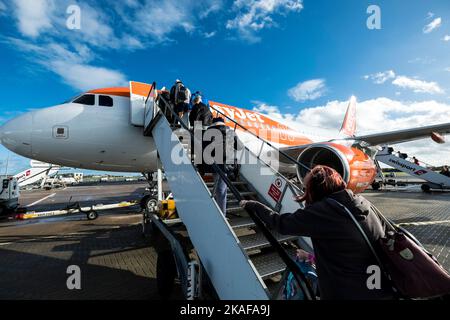 Passeggeri che salitano a bordo di un volo Easyjet all'aeroporto internazionale di Belfast, Irlanda del Nord Foto Stock