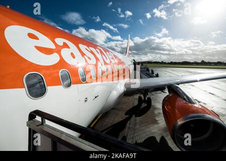 Passeggeri che salitano a bordo di un volo Easyjet all'aeroporto internazionale di Belfast, Irlanda del Nord Foto Stock