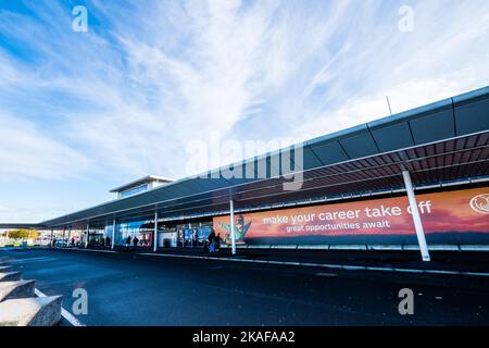 Vista esterna dell'edificio del terminal dell'aeroporto internazionale di Belfast, Irlanda del Nord Foto Stock