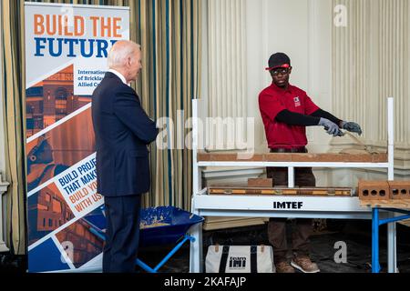 Washington, Stati Uniti. 02nd Nov 2022. Il presidente DEGLI STATI UNITI Joe Biden guarda un muratore durante una dimostrazione di formazione di Ôworkforce da parte di sindacati e leader companiesÕ nella Sala da pranzo di Stato della Casa Bianca a Washington, DC, USA, 02 novembre 2022. Credit: Sipa USA/Alamy Live News Foto Stock