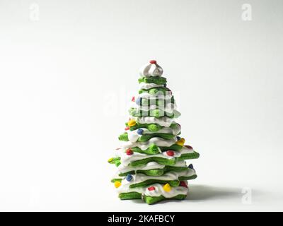 Albero di natale di biscotto verde fatto da taglierina di biscotto della stella su fondo bianco Foto Stock