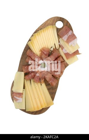 Prosciutto, formaggio e olive su piatto di legno isolato su fondo bianco. Foto Stock