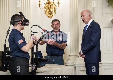 Washington, Stati Uniti. 02nd Nov 2022. Il presidente DEGLI STATI UNITI Joe Biden guarda un caricatore per veicoli elettrici durante una "dimostrazione di formazione della forza lavoro da parte di sindacati e aziende leader" nella Sala da pranzo di Stato della Casa Bianca a Washington, DC, USA, 02 novembre 2022. Foto di Jim lo Scalzo/UPI Credit: UPI/Alamy Live News Foto Stock