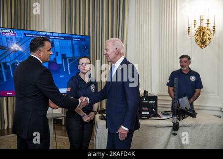 Washington, Stati Uniti. 02nd Nov 2022. Il presidente DEGLI STATI UNITI Joe Biden guarda un caricatore per veicoli elettrici durante una "dimostrazione di formazione della forza lavoro da parte di sindacati e aziende leader" nella Sala da pranzo di Stato della Casa Bianca a Washington, DC, USA, 02 novembre 2022. Foto di Jim lo Scalzo/UPI Credit: UPI/Alamy Live News Foto Stock