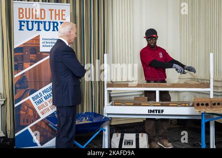 Washington, Stati Uniti. 02nd Nov 2022. Il presidente DEGLI STATI UNITI Joe Biden guarda un caricatore per veicoli elettrici durante una "dimostrazione di formazione della forza lavoro da parte di sindacati e aziende leader" nella Sala da pranzo di Stato della Casa Bianca a Washington, DC, USA, 02 novembre 2022. Foto di Jim lo Scalzo/UPI Credit: UPI/Alamy Live News Foto Stock