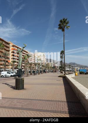 Monumento al turista sul lungomare, Los Boliches, Fuengirola, Málaga, Spagna. Foto Stock