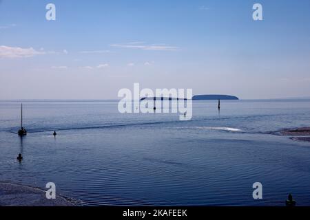 Barca a vela che entra nel porto di Cardiff. Flat Holm e ripide isole Holm in lontananza. Cardiff Barrage viste. Agosto 2022. Estate Foto Stock