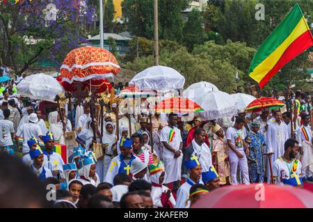 GONDAR, ETIOPIA, 18 2019 GENNAIO: Le persone vestite di abbigliamento tradizionale celebrano il festival di Timkat, l'importante celebrazione etiope ortodossa di Foto Stock