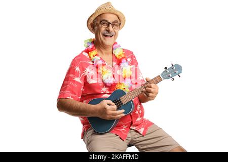 Uomo di Marture con catena di fiori intorno al collo che gioca ukulele e sorridente isolato su sfondo bianco Foto Stock