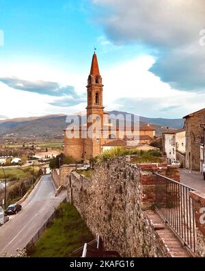 Una vista aerea della strada circondata da edifici in Toscana Foto Stock