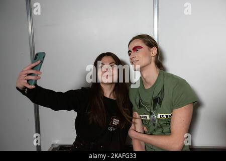 I modelli prendono un selfie mentre aspettano che lo spettacolo inizi il backstage durante la settimana Ucraina della moda Autunno-Inverno 2022-23 a Kyiv. La settimana della moda Ucraina fu fondata nel 1997 e divenne la prima settimana del pret-a-porter nell'Europa orientale. Foto Stock