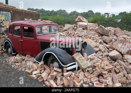 Tarrant Hinton.Dorset.United Kingdom.August 25th 2022.A scarto Austin sei è mezzo sepolto tra macerie per replicare una scena tipica della seconda guerra mondiale Foto Stock
