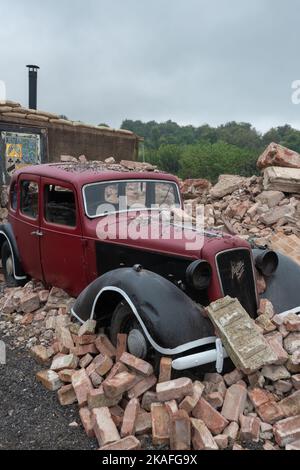 Tarrant Hinton.Dorset.United Kingdom.August 25th 2022.A scarto Austin sei è mezzo sepolto tra macerie per replicare una scena tipica della seconda guerra mondiale Foto Stock