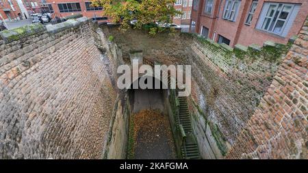 Vista dal Ropewalk in parte alberato a metà strada in pietra verso parzialmente mattone - e pietra alberato superiore Park Tunnel, con scala da Upper College St. Foto Stock