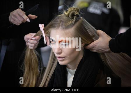 Kiev, Ucraina. 04th Feb, 2022. Make artists styling backstage dei capelli di una modella durante la settimana Ucraina della moda Autunno-Inverno 2022-23 a Kiev. La settimana della moda Ucraina fu fondata nel 1997 e divenne la prima settimana del pret-a-porter nell'Europa orientale. (Foto di Oleksii Chumachenko/SOPA Image/Sipa USA) Credit: Sipa USA/Alamy Live News Foto Stock