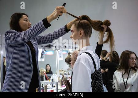 Kiev, Ucraina. 04th Feb, 2022. Make artist styling backstage dei capelli di una modella durante la settimana Ucraina della moda Autunno-Inverno 2022-23 a Kiev. La settimana della moda Ucraina fu fondata nel 1997 e divenne la prima settimana del pret-a-porter nell'Europa orientale. (Foto di Oleksii Chumachenko/SOPA Image/Sipa USA) Credit: Sipa USA/Alamy Live News Foto Stock