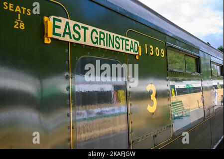 Closeup di un vintage carrozza passeggeri sulla linea Bluebell Railway alla stazione East Grinstead, East Sussex, Inghilterra. Foto Stock