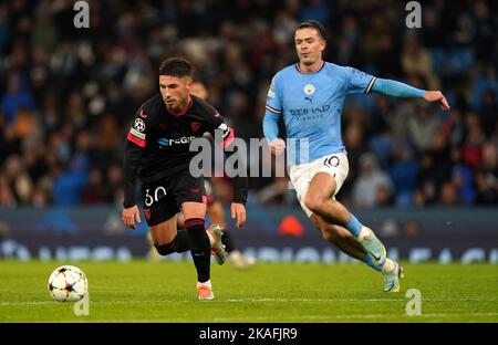 Jose Carmona di Siviglia (a sinistra) si allontana dal Jack Grealish della città di Manchester durante la partita UEFA Champions League Group e presso l'Etihad Stadium, Manchester. Data immagine: Mercoledì 2 novembre 2022. Foto Stock