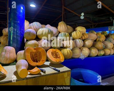 Le zucche vengono tagliate e vendute sul mercato turco Foto Stock